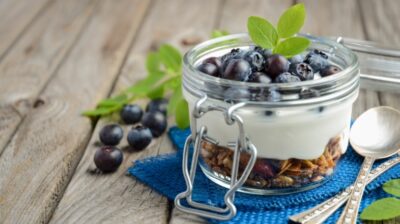 How to make crunchy blueberry yoghurt