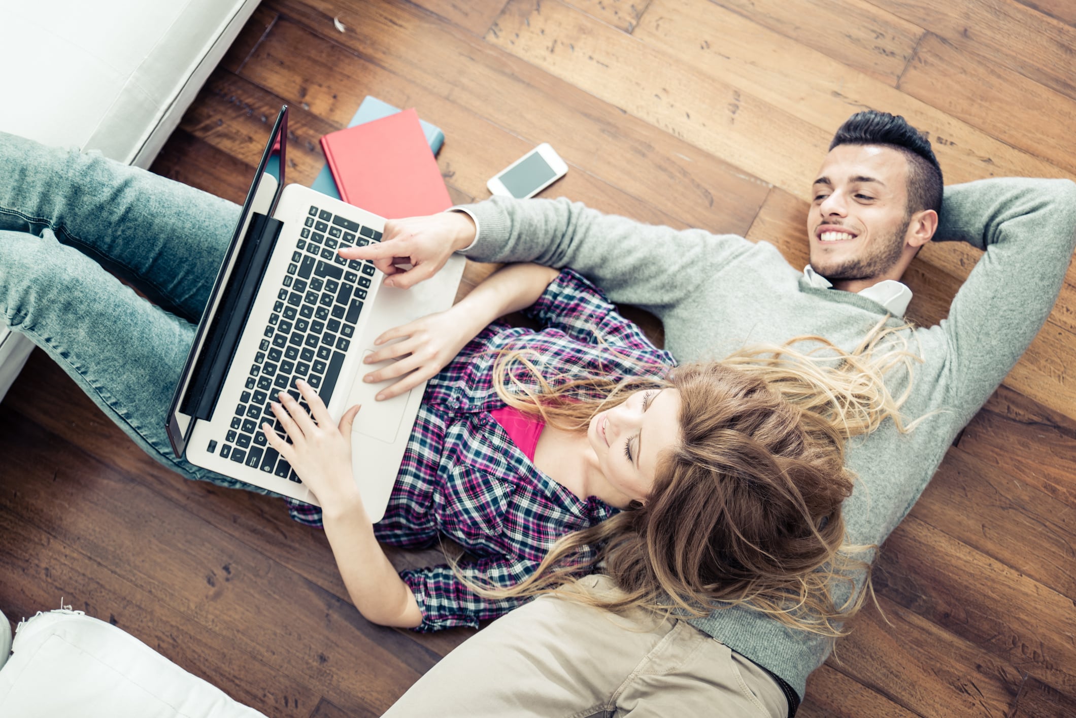 New research shows that pre-millennials spend 5.5 hours online daily - spunout