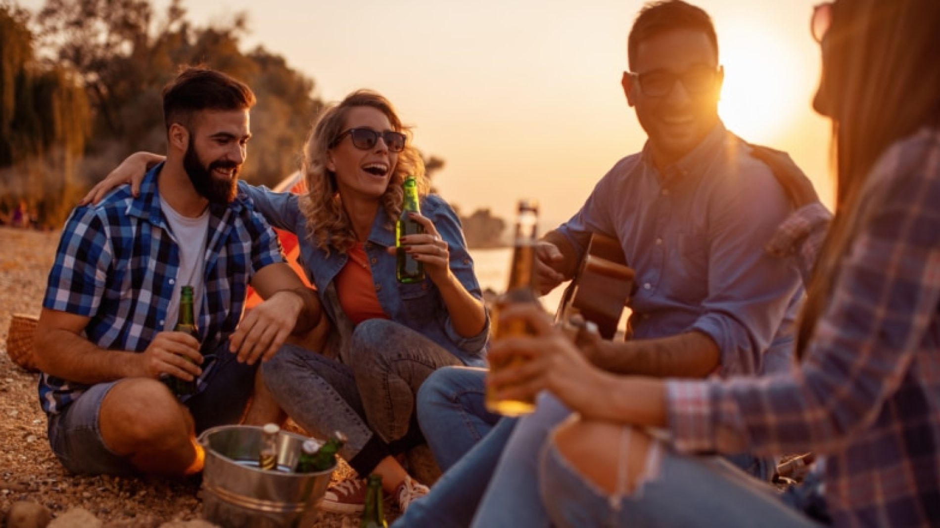 Friends-on-a-beach-drinking-Gk2WRj