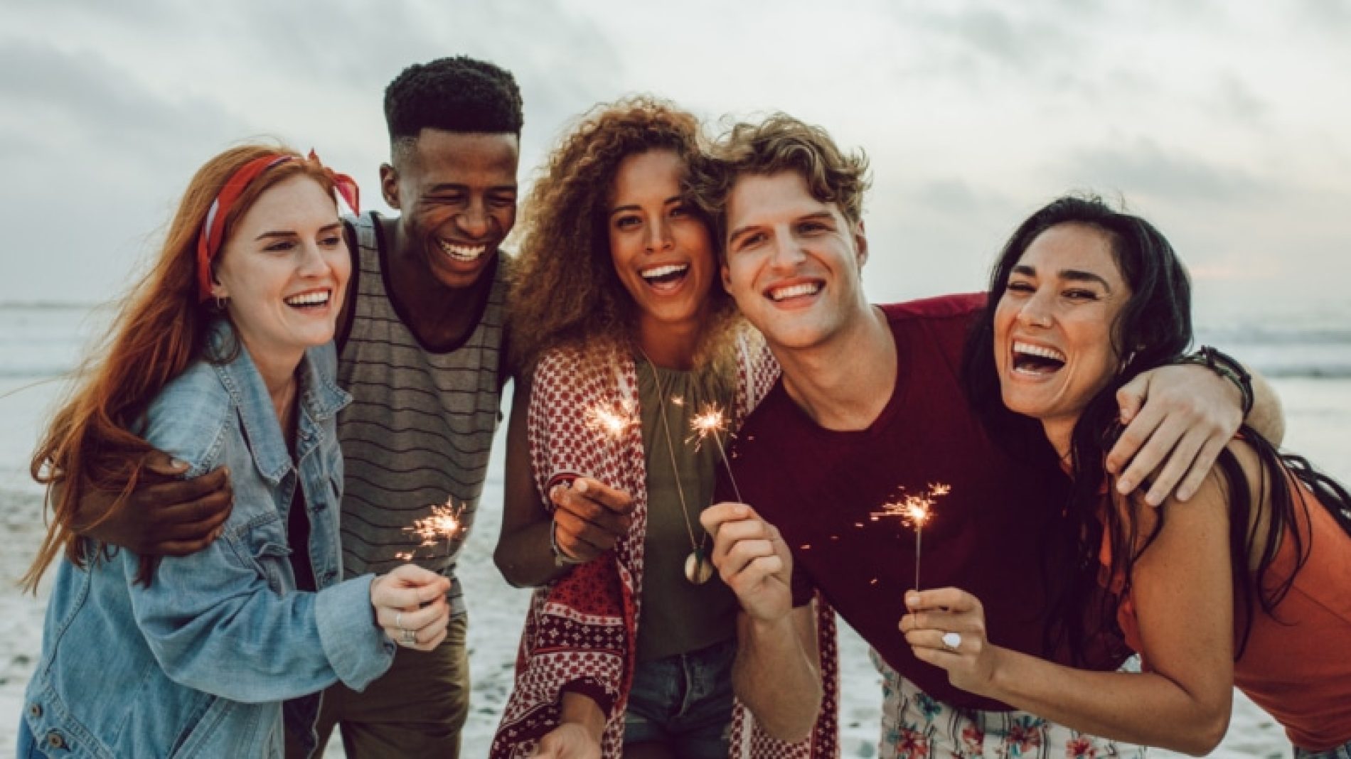 Group-of-young-people-with-sparklers-cXRRed