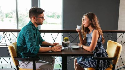 Two-friends-talking-in-a-cafe