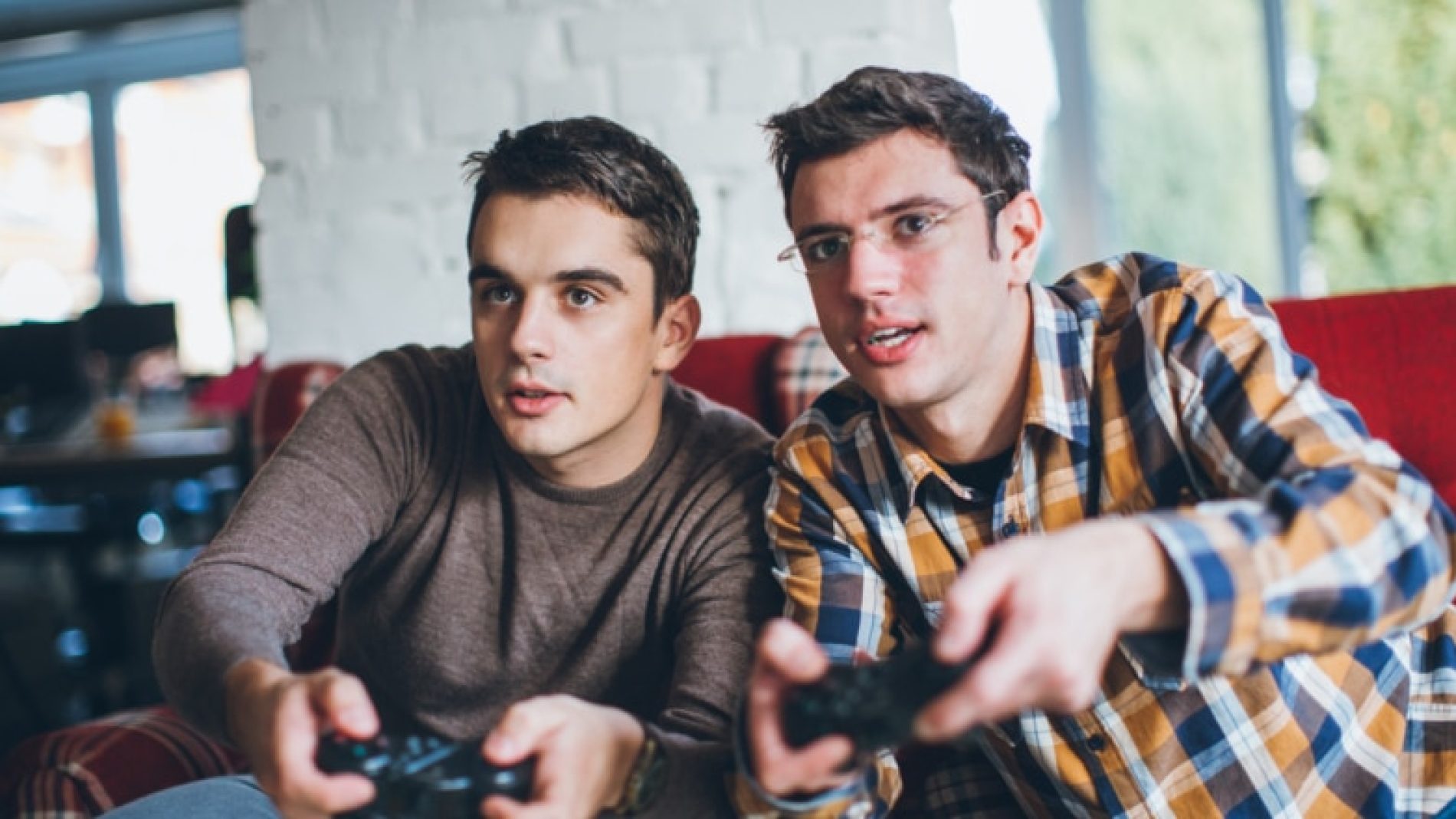 Two-young-people-playing-video-games-74wEsi