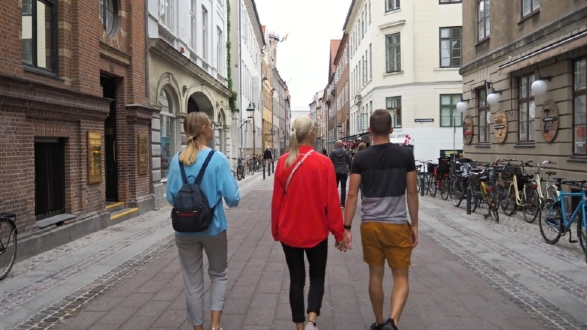 Walking-around-a-European-city-tyIe8U