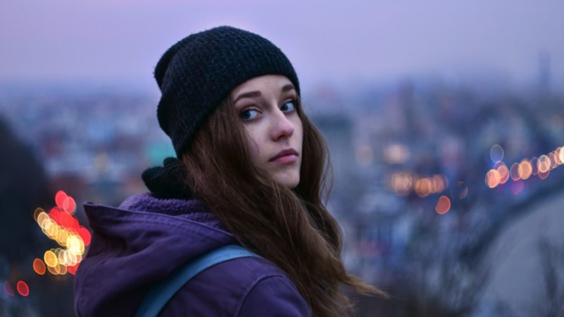 Young-girl-looking-over-her-shoulder-R0W2b7
