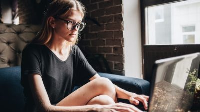 Young-person-on-zoom-call-KOAHql