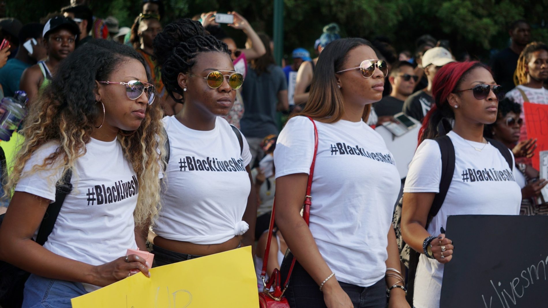 blacklivesmatter_t20_GGB01R