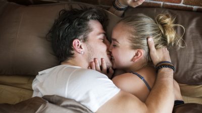 couple-kissing-in-bed