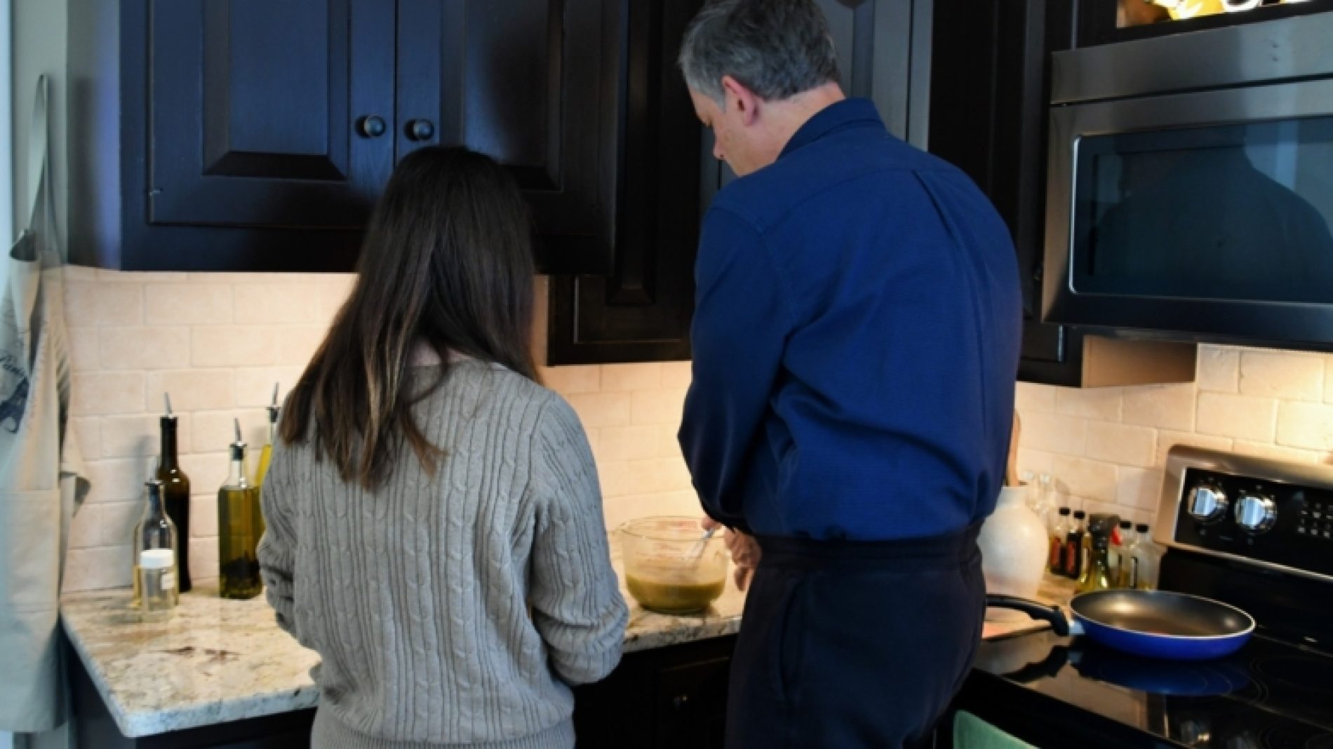 father-and-daughter-cooking-together-in-the-kitchen-parents-and-teenagers-real-people-human-element_t20_XzVbE3-rXWJzY