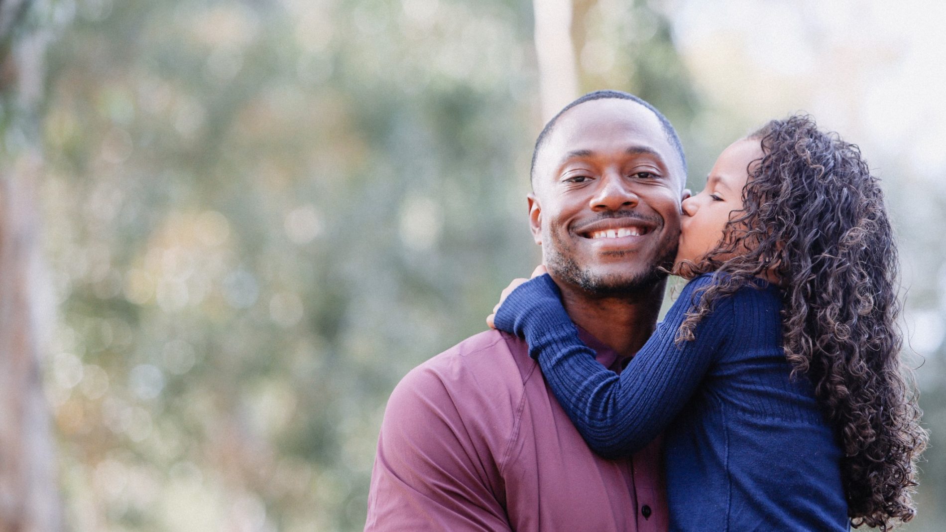 father-with-child-son-daughter-love-embrace-kiss-happy-smile-family-outdoor-candid-dad_t20_nRoNL8