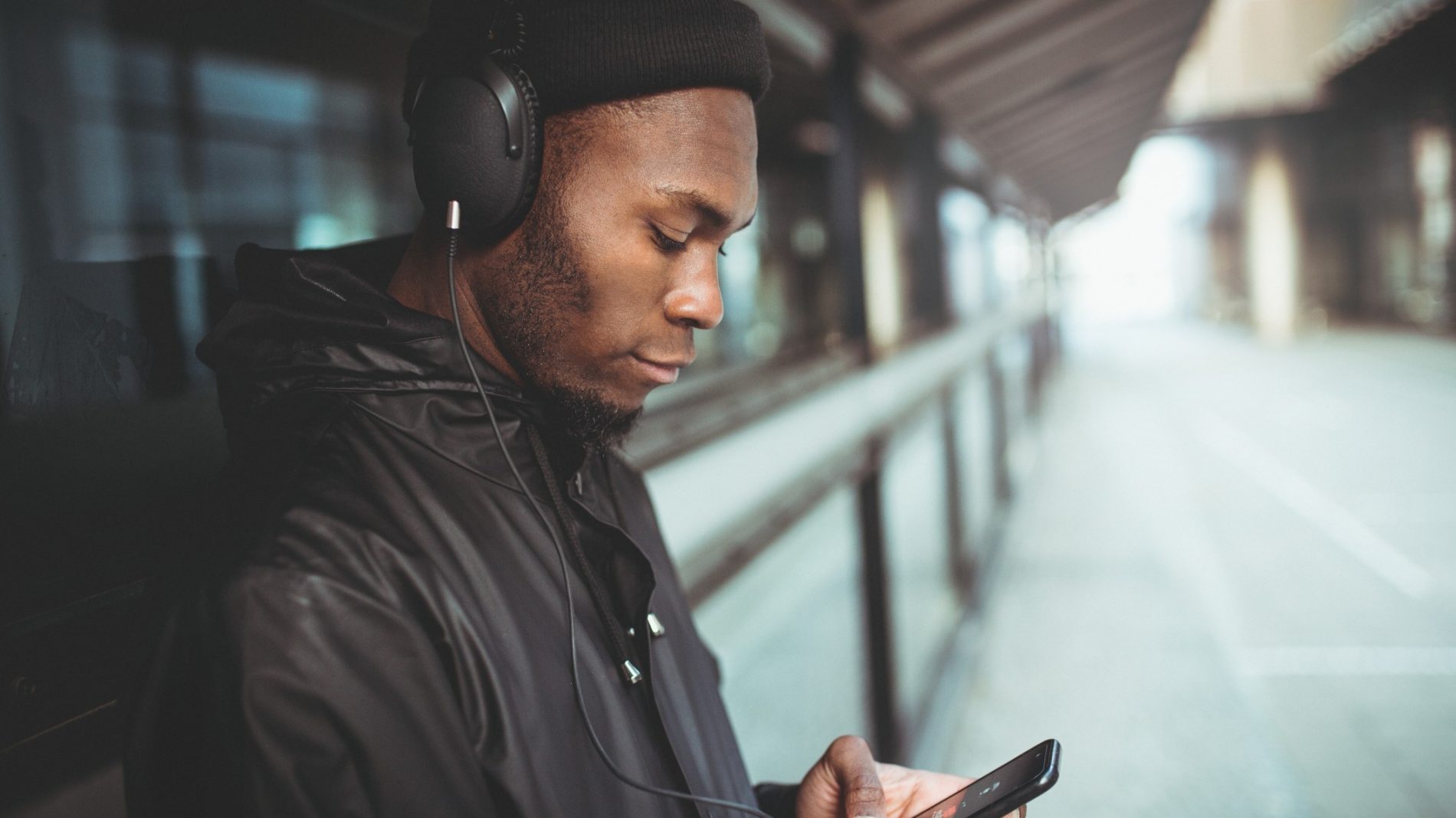 man-is-listening-to-music-with-his-smartphone_t20_vK06Jl