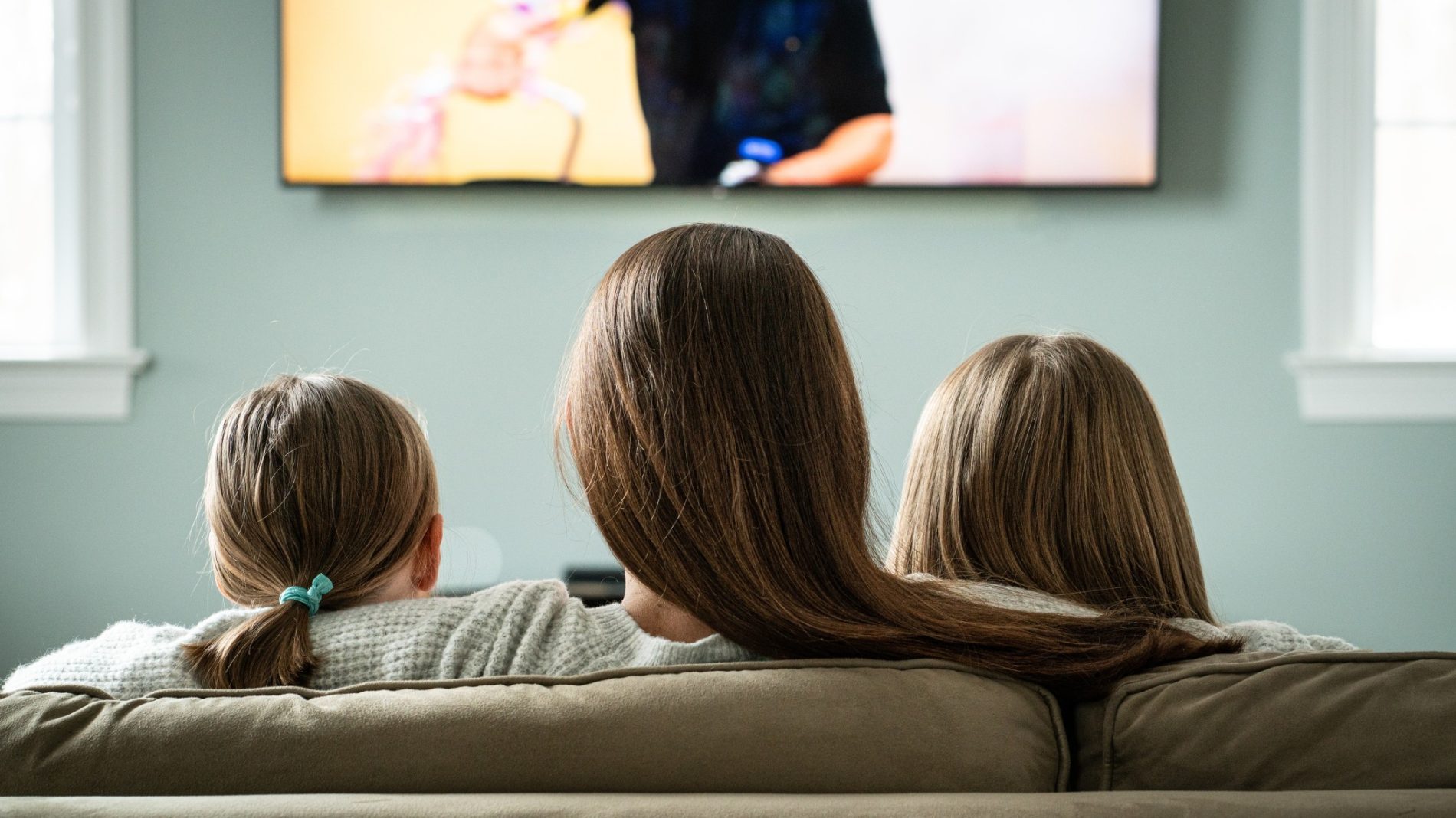 mom-and-daughters-watching-tv-at-home-during-family-time_t20_nRyQLK