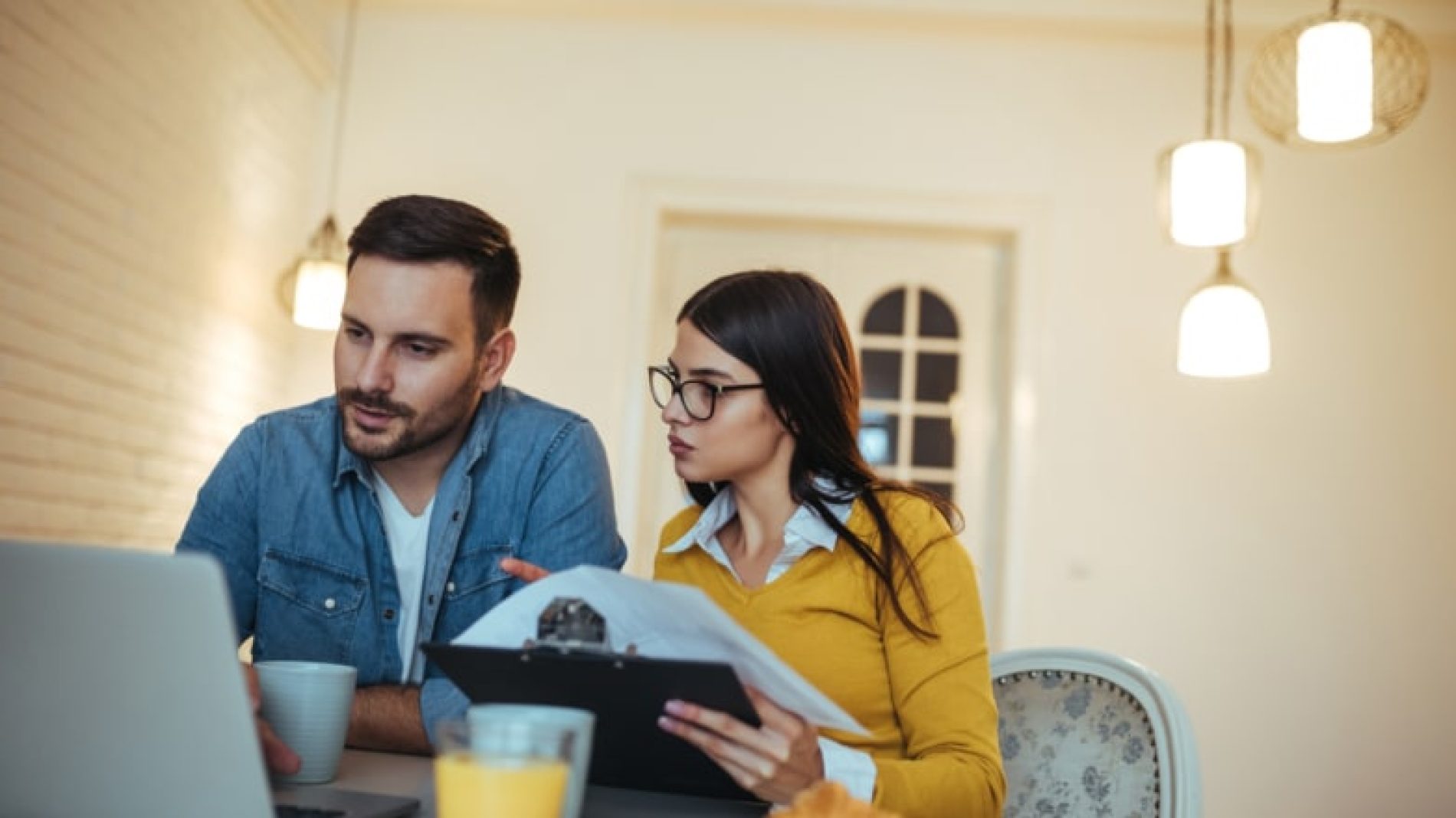 young-people-looking-at-laptop-w90B2D